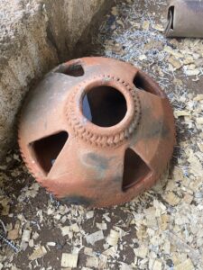 Un abreuvoir africaine en poterie conçu pour les lapins, alliant fonctionnalité et esthétique.