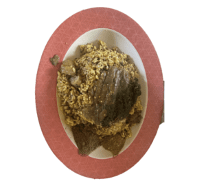 Un plat de riz accompagné d'une sauce gombo à l'huile rouge, typique de la cuisine africaine.