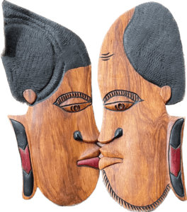 Sculpture artisanale représentant un homme et une femme s\'embrassant, symbole d\'amour et d\'unité.