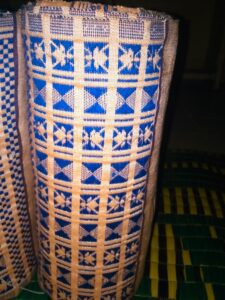 "Rouleaux de pagne africain fait à la main, avec des motifs colorés et des dessins traditionnels."