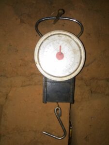 Petite balance africaine en pendule utilisée pour peser des objets.