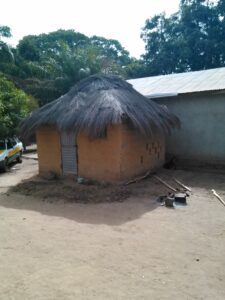 Case cuisine traditionnelle dans un village, avec des ustensiles en bois et des ingrédients frais.