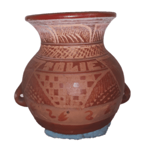 Poterie traditionnelle en terre cuite du grand canari, Afrique, ornée de motifs géométriques.