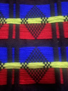 Un pagne africain coloré orné de motifs géométriques variés.