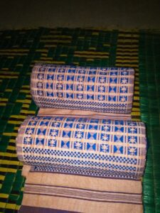 Un pagne africain fait main avec des motifs colorés et des dessins traditionnels, représentant l'artisanat africain