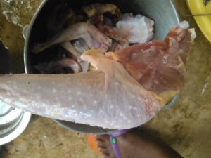 Des cuisses de poulet fraîches prêtes à être assaisonnées et cuites.