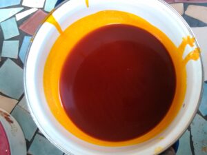 Un bol rempli d'huile rouge africaine,