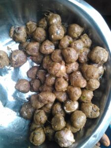 Des boulettes de poisson, un plat traditionnel africain, préparées avec du poisson, des épices et des herbes locales.