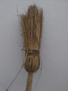 Long balai fait de fibres naturelles, utilisé pour nettoyer les toiles d'araignées et autres salissures dans les coins difficiles d'accès.