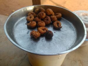 Des beignets dorés et moelleux disposés sur un plateau, typiques de la cuisine africaine.