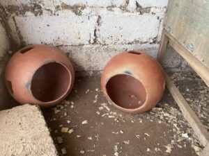 cage Deux cages à lapin artisanales fabriquées en argile, utilisées pour l'élevage traditionnel dans certaines régions africaines.Afrique