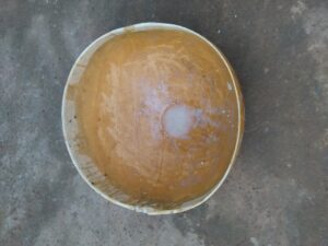 Calebasse en bois finement décorée, utilisée comme objet fonctionnel ou décoratif.