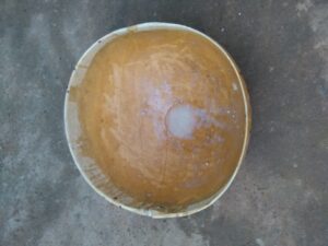 Calebasse sculptée en bois, objet traditionnel utilisé pour boire ou orner les espaces.