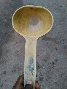 Une cuillère réalisée en calebasse, un ustensile traditionnel couramment utilisé en Afrique.