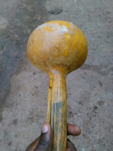 Une cuillère fabriquée à partir de calebasse, un ustensile couramment utilisé dans les foyers africains.