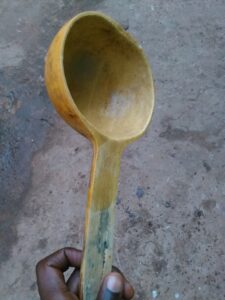 Une cuillère fabriquée à partir de calebasse, un objet artisanal couramment utilisé dans les cultures africaines