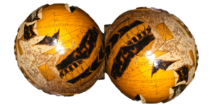 Deux calebasses décorées à la main, ornées de designs africains traditionnels, utilisées comme objets fonctionnels ou décoratifs.
