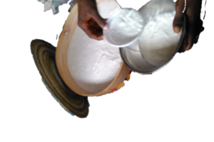 Une calebasse pleine de lait de vache, avec une cuillère en calebasse posée dessus.