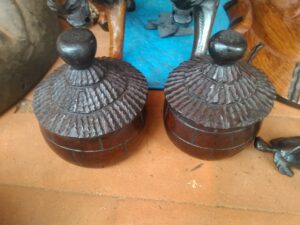 Deux petites cases en bois, fabriquées artisanalement, typiques des villages africains.