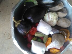 Un panier en osier rempli d'une variété de condiments.