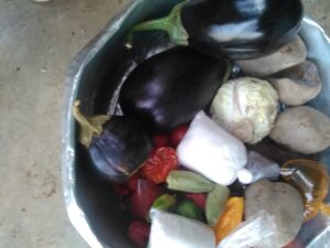 Une sélection de condiments typiques de la cuisine africaine, incluant des sauces épicées et des pâtes savoureuses à base de piment, d’arachide, d’ail et d’épices.