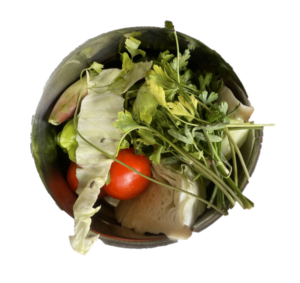Un panier en osier débordant de divers condiments.