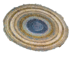 Un couvercle décoratif artisanal africain, entièrement tissé à la main avec des fibres naturelles, posé sur un récipient traditionne