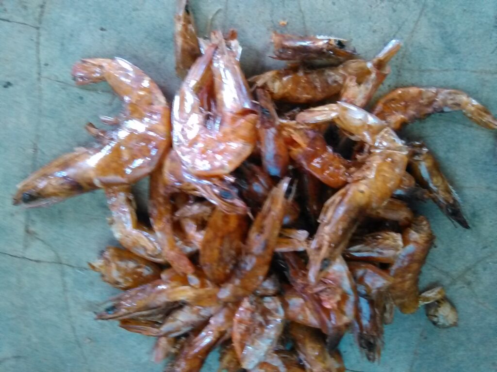 Un tas de crevettes séchées, empilées et prêtes à être utilisées.