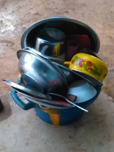 des bols Des bols empilés soigneusement dans une bassine, typique des pratiques quotidiennes dans de nombreux foyers africains.