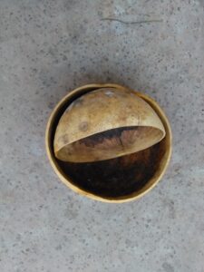Deux calebasses africaines superposées, représentant un savoir-faire traditionnel et une fonction polyvalente.
