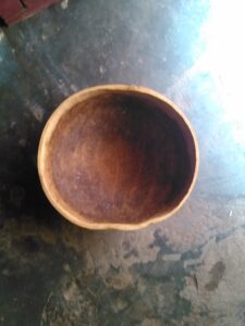 Une calebasse, objet fait main à partir de la peau de calebasse, utilisée dans de nombreuses cultures africaines.
