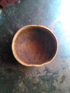 Une calebasse, fabriquée à partir de la peau de calebasse, un objet artisanal utilisé dans diverses cultures africaines