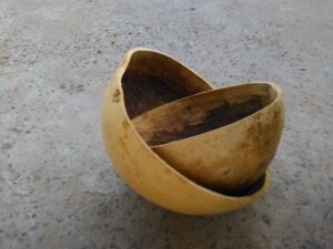 Deux calebasses, l'une à l'intérieur de l'autre, symbolisant la pratique artisanale et culturelle en Afrique.