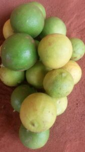 Un tas coloré de citrons frais provenant d'Afrique, prêts à être utilisés.