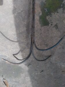 Fer de puits en métal, utilisé pour récupérer un seau tombé dans un puits profond en Afrique.