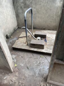 Forage d'eau dans un village africain, fournissant un accès essentiel à l'eau potable pour la communauté.