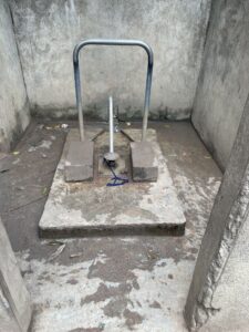 Forage d'eau dans un village africain, fournissant une source vitale d'eau potable pour la communauté.