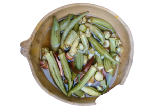 "Une calebasse remplie de gombos et d'eau, symbole de la gastronomie africaine."