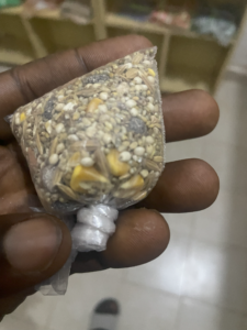 "Un sachet rempli de graines de semences."