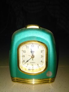 Petite horloge décorative, conçue avec des matériaux artisanaux, idéale pour la décoration intérieure.