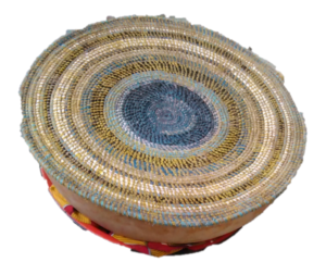 Calebasse remplie de lait de vache, recouverte d’un couvercle tissé à la main, utilisée dans les pratiques traditionnelles africaines.