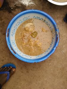 Un bol de tô, une pâte épaisse à base de farine, typique de la cuisine africaine, prêt à être servi avec une sauce traditionnelle.
