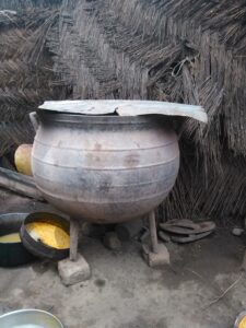 Grande marmite en métal utilisée pour la cuisson de repas traditionnels en Afrique.
