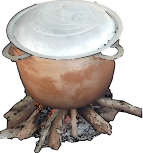 "Marmite en métal sur un feu de bois, prête pour la cuisson."