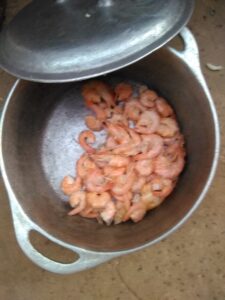 Une marmite remplie de crevettes fraîches, un ingrédient couramment utilisé dans les plats traditionnels africains.