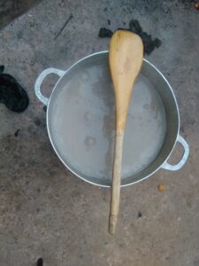 Une marmite remplie de bouillie chaude à base de granulés de mil, un plat traditionnel africain.