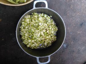 Des gombos frais coupés dans une marmite, un légume typique utilisé dans la cuisine africaine.