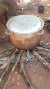 Une marmite sur un feu de bois, typique de la cuisine traditionnelle africaine.