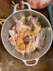 Des morceaux de viande de poulet fraîchement découpés, prêts à être cuisinés dans un plat traditionnel.