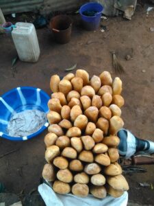 Un vélo chargé de pains frais, utilisé par un vendeur ambulant pour les vendre dans les rues d'Afrique.